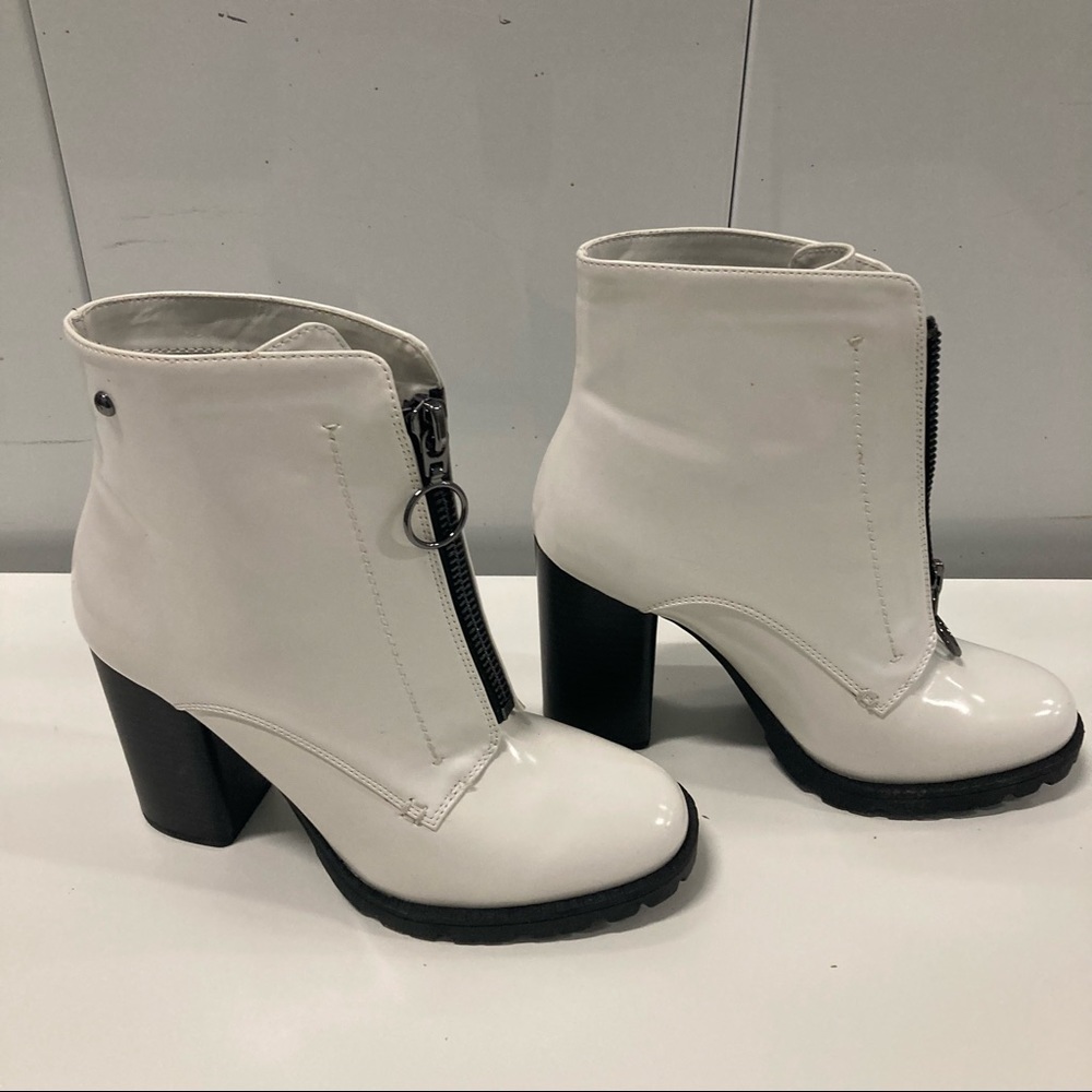 Simply Vera Ankle boots size 8 medium white slip on front zipper good condition